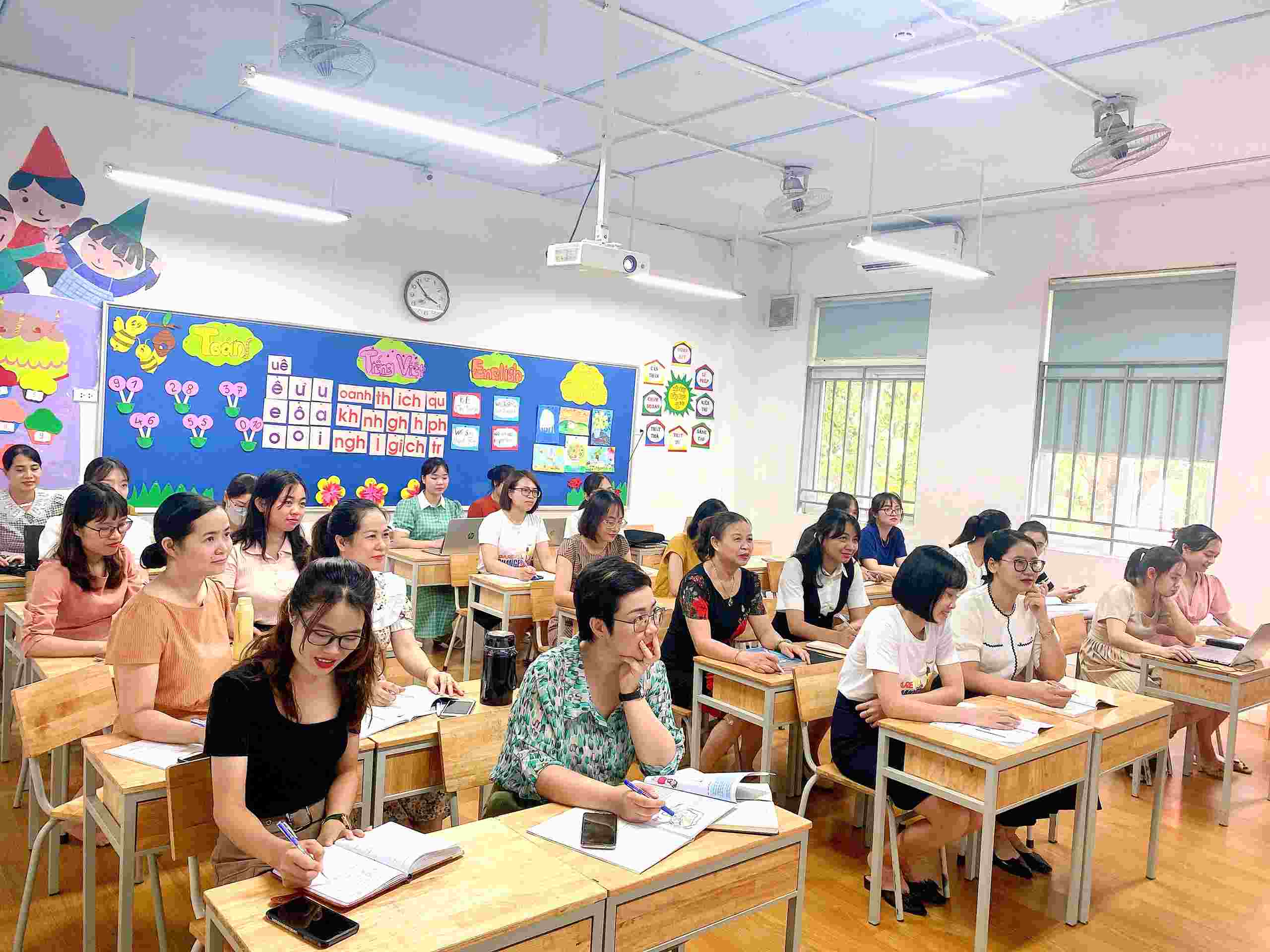 TẬP HUẤN DẠY HỌC THEO ĐỊNH HƯỚNG PHÁT TRIỂN NĂNG LỰC CHO VICSERS 56 tap huan TH website 1