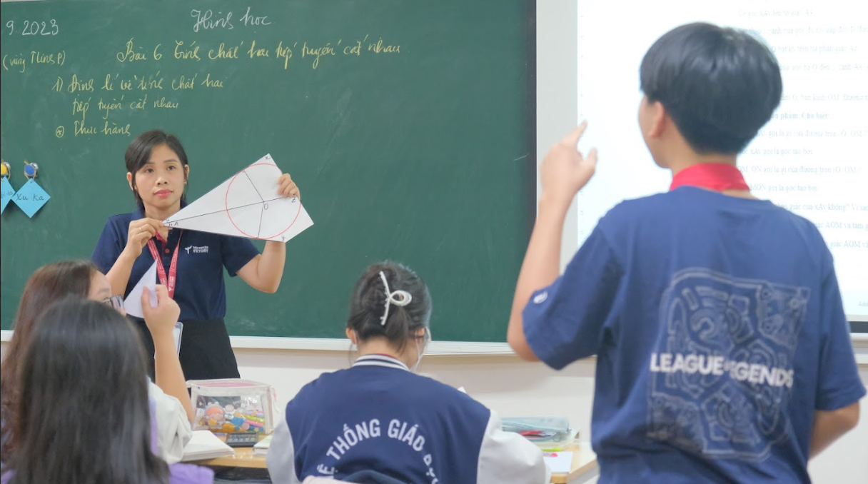 CÔ GIÁO LƯƠNG NGHIÊM CHỈNH: “NIỀM VUI CỦA TÔI LÀ TẠO RA ĐƯỢC NHIỀU GIÁ TRỊ CHO HỌC TRÒ” 2 Co LN CHinh