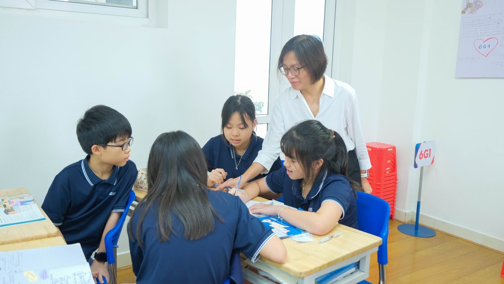 SÔI NỔI HỘI GIẢNG “NGƯỜI THẮP SÁNG ƯỚC MƠ”: TÔN VINH NHỮNG NGƯỜI GIEO HẠT TRI THỨC - THẮP SÁNG ƯỚC MƠ HỌC TRÒ 1 569989864 122170120190590852 8981836903332376124 n