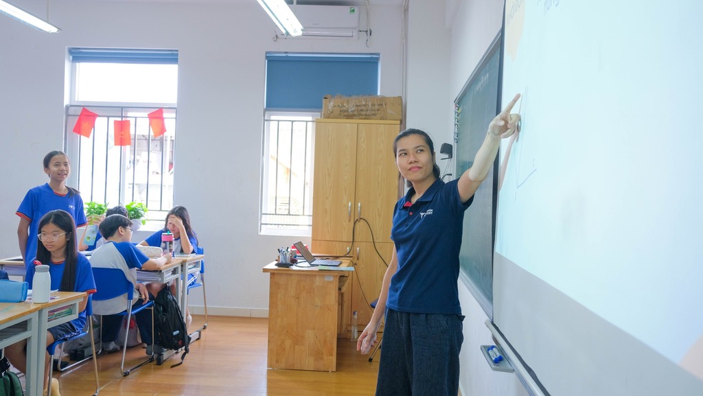 SÔI NỔI HỘI GIẢNG “NGƯỜI THẮP SÁNG ƯỚC MƠ”: TÔN VINH NHỮNG NGƯỜI GIEO HẠT TRI THỨC - THẮP SÁNG ƯỚC MƠ HỌC TRÒ 2 571183280 122170120364590852 3317609626055022829 n