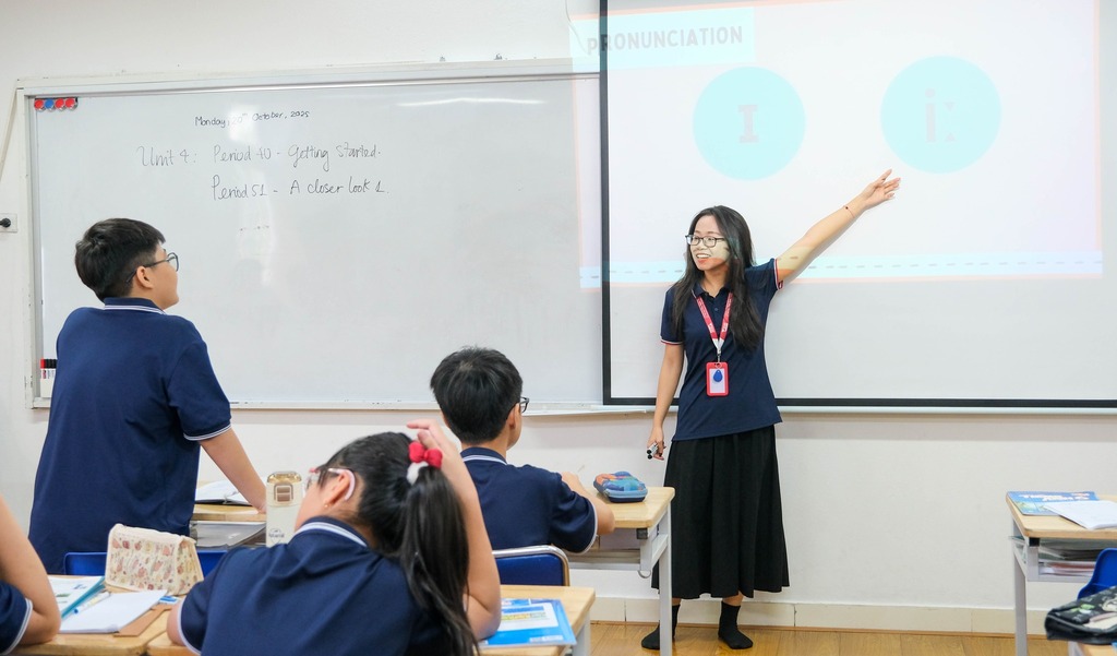 SÔI NỔI HỘI GIẢNG “NGƯỜI THẮP SÁNG ƯỚC MƠ”: TÔN VINH NHỮNG NGƯỜI GIEO HẠT TRI THỨC - THẮP SÁNG ƯỚC MƠ HỌC TRÒ 3 571269919 122170120532590852 4310264094237323804 n