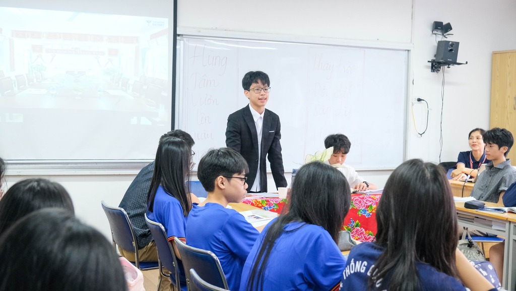 SÔI NỔI HỘI GIẢNG “NGƯỜI THẮP SÁNG ƯỚC MƠ”: TÔN VINH NHỮNG NGƯỜI GIEO HẠT TRI THỨC - THẮP SÁNG ƯỚC MƠ HỌC TRÒ 5 571436233 122170120244590852 3655141358444423545 n