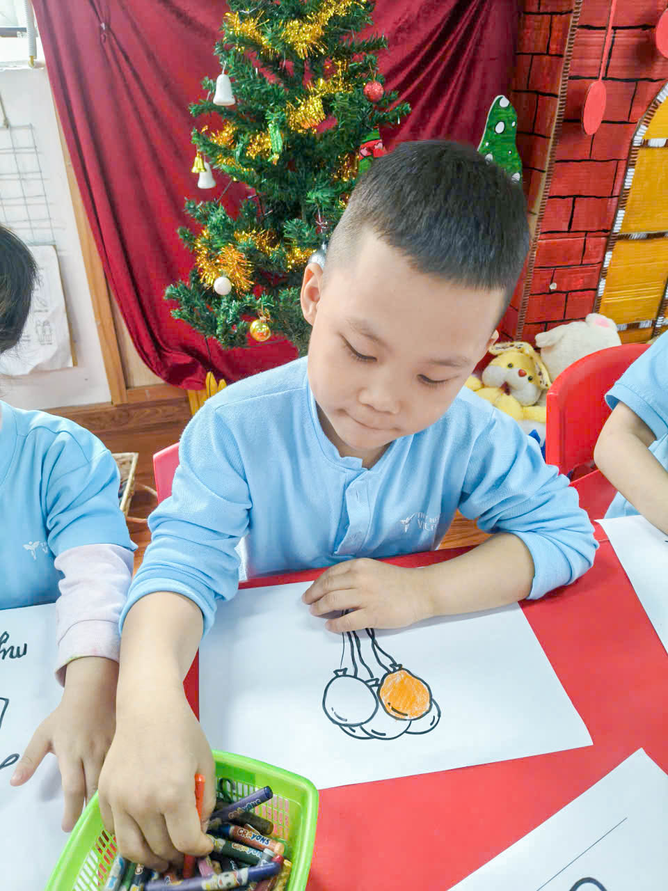 TIẾNG ANH – NGÔN NGỮ MỞ CỦA TƯƠNG LAI, KHƠI DẬY NĂNG LỰC GIAO TIẾP, SÁNG TẠO VÀ BIỂU ĐẠT Ở TRẺ MẦM NON 5 z7308946846803 af8436dcc60a46fcf6dacee32ad885f4