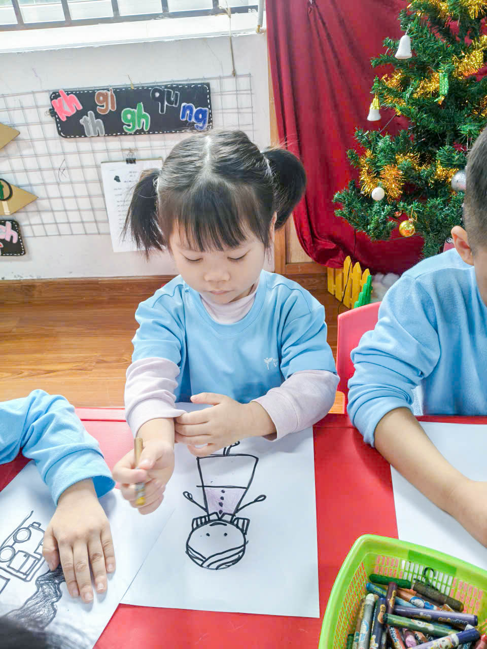 TIẾNG ANH – NGÔN NGỮ MỞ CỦA TƯƠNG LAI, KHƠI DẬY NĂNG LỰC GIAO TIẾP, SÁNG TẠO VÀ BIỂU ĐẠT Ở TRẺ MẦM NON 6 z7308946854690 85a16f640440e8ff6a1e6b555abab62b